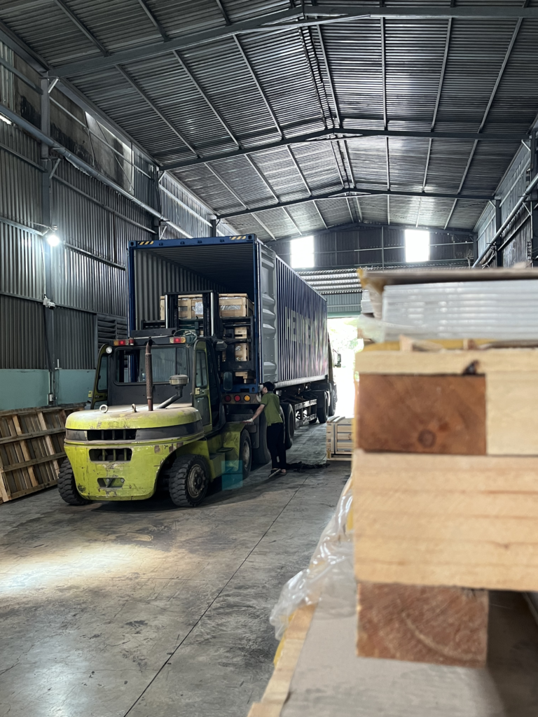 Xe nâng dỡ container hàng tấm ốp ALCOTOP tại tổng kho Bình Dương
