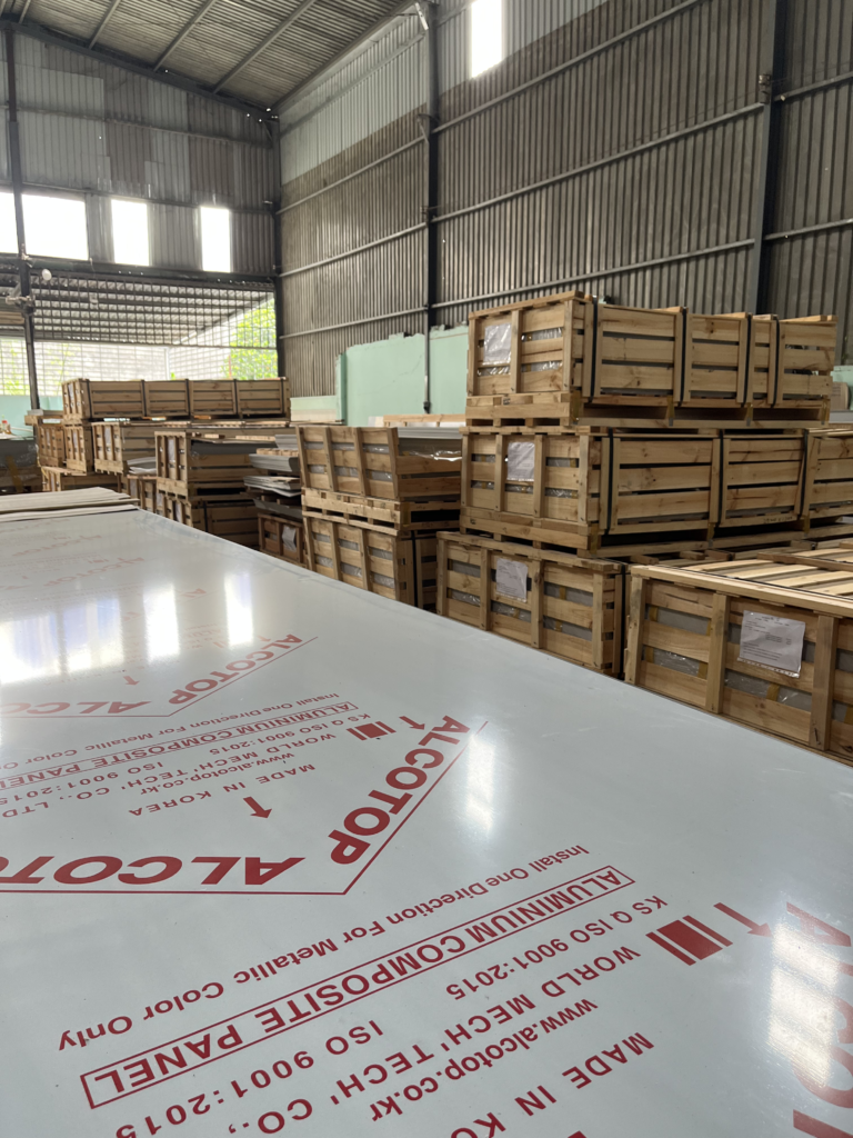 Bề mặt tấm ốp ALCOTOP phẳng phiu phủ film bảo vệ