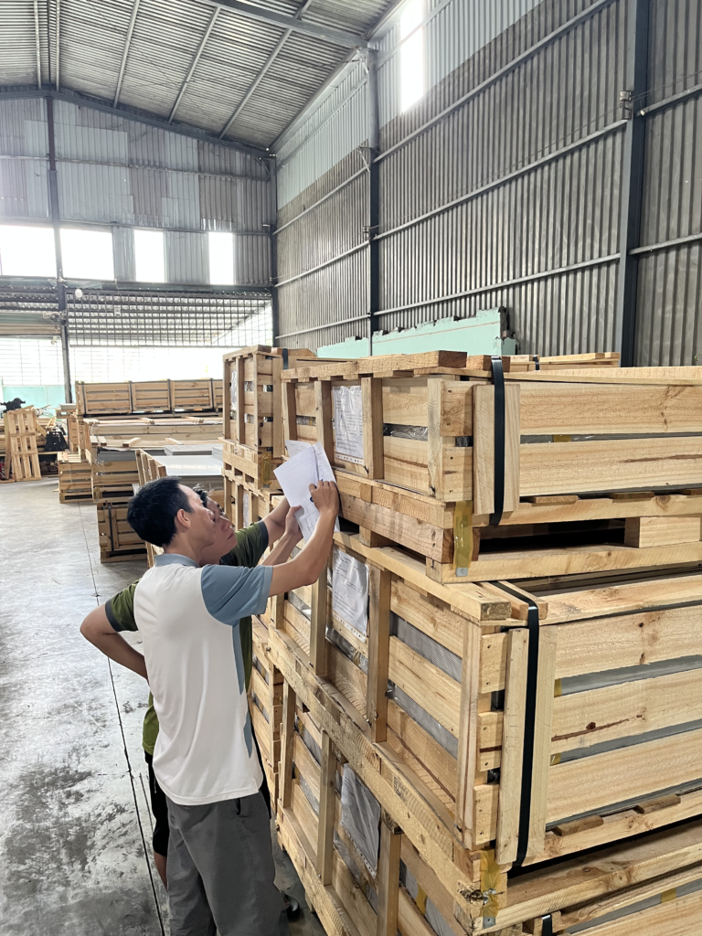 Kỹ thuật viên kiểm tra phiếu thông số kỹ thuật tấm ốp ALCOTOP