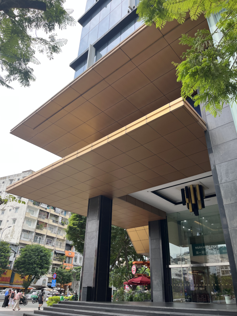 Cận cảnh độ bóng của tấm ốp nhôm ALCOTOP tại A&B Tower sau 16 năm
