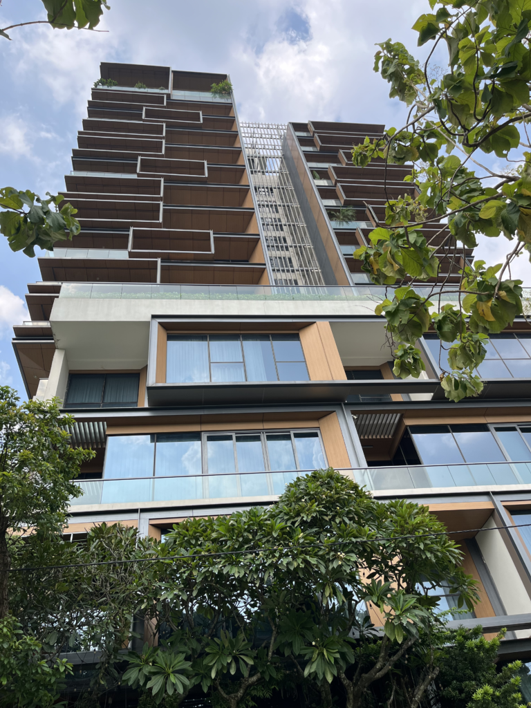 Cận cảnh ban công lắp dựng tấm ốp nhôm vân gỗ ALCOTOP tại Empire City