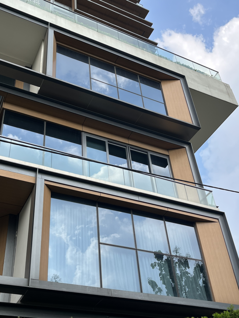 Thiết kế mặt dựng ban công so le dùng tấm ốp nhôm vân gỗ ALCOTOP