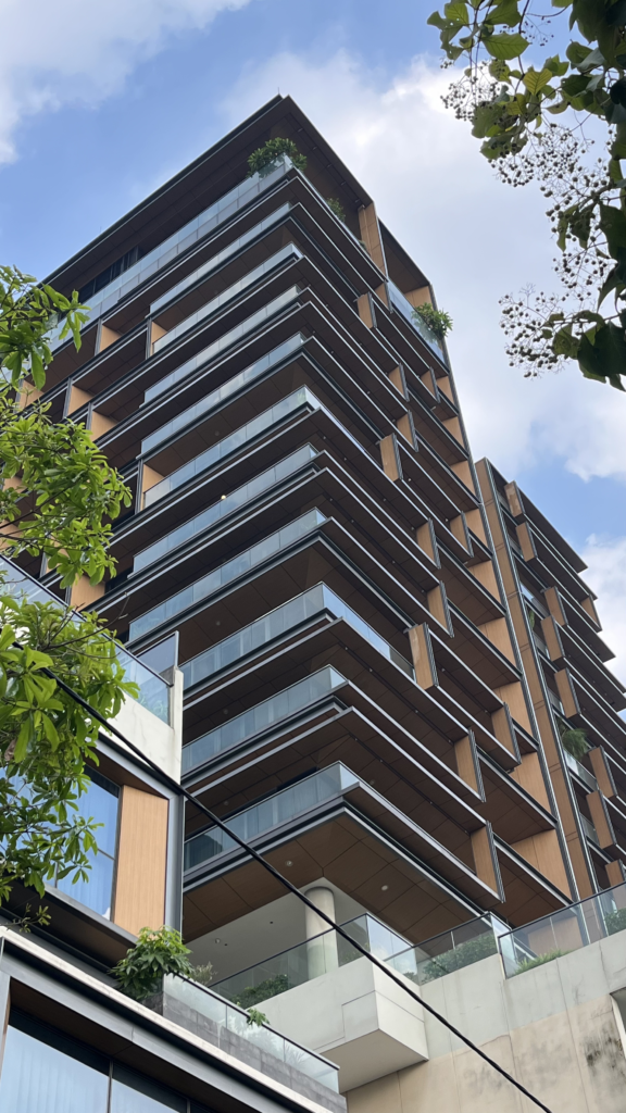 Độ phẳng sắc nét của tấm ốp nhôm vân gỗ ALCOTOP trên tầng cao Empire City