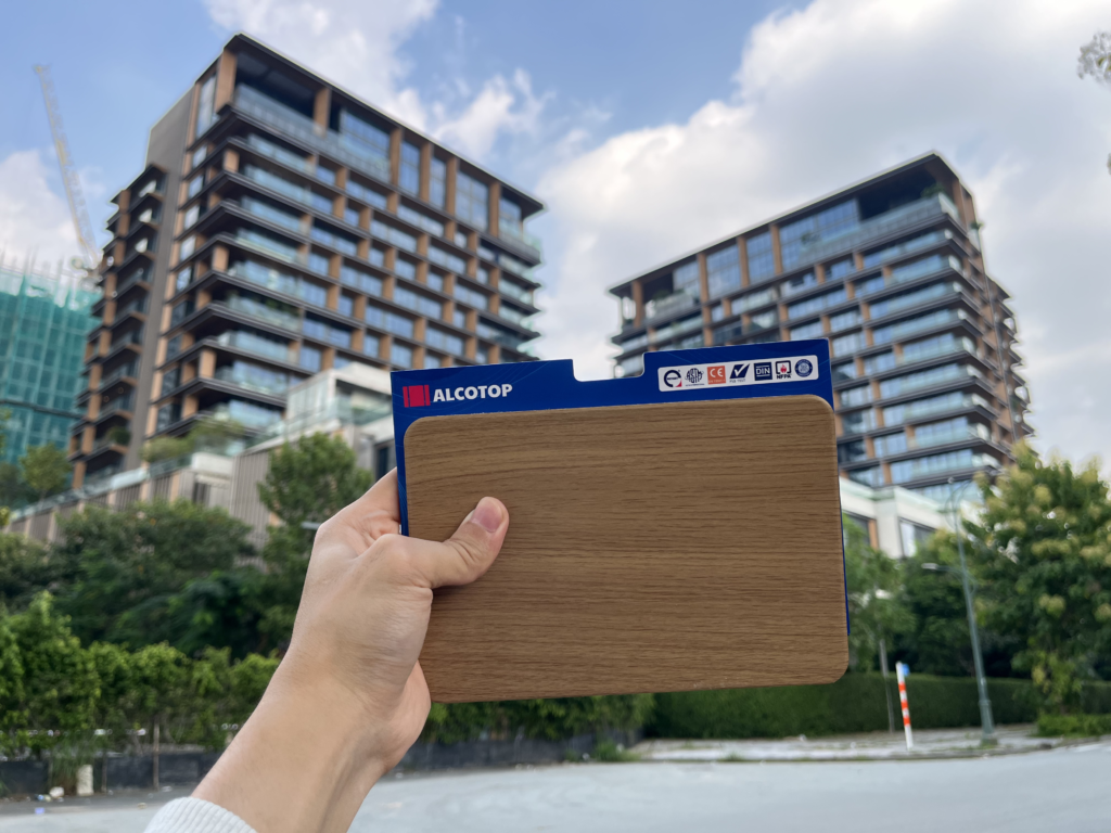 Mặt đứng hoàn thiện với tấm ốp nhôm vân gỗ ALCOTOP tại Empire City Thủ Thiêm